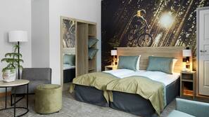 Senger med overmadrass, minibar, skrivebord og blendingsgardiner
