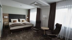 Hypo-allergenic bedding, minibar, in-room safe, desk