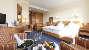 Hochwertige Bettwaren, Minibar, Zimmersafe, Schreibtisch