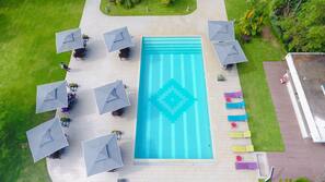 Piscine extérieure, parasols de plage