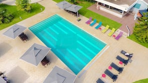 Piscine extérieure, parasols de plage