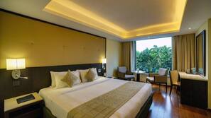 Premium bedding, desk, iron/ironing board, free WiFi