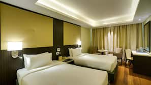 Premium bedding, desk, iron/ironing board, free WiFi