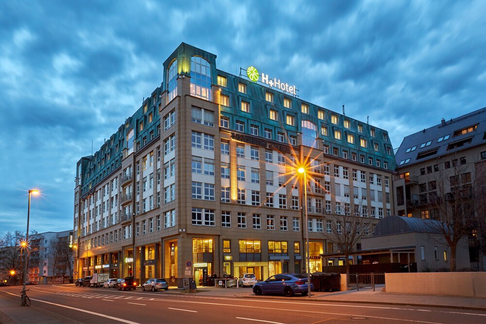 Front of property - evening/night, H+ Hotel Leipzig