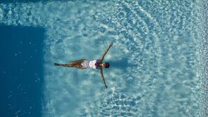 2 outdoor pools, open 6:00 AM to 6:00 PM, free pool cabanas