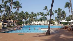 Piscine extérieure, parasols de plage, chaises longues