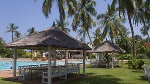 Piscine extérieure, parasols de plage, chaises longues