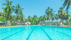 Piscine extérieure, parasols de plage, chaises longues