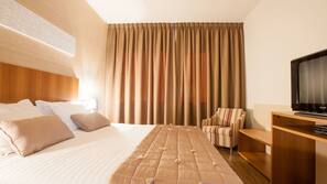 Frigobar, cofres nos quartos, cortinas blackout, Wi-Fi de cortesia