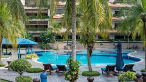 2 outdoor pools