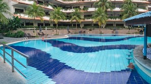 2 outdoor pools