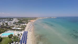 Playa privada, arena blanca, tumbonas y sombrillas