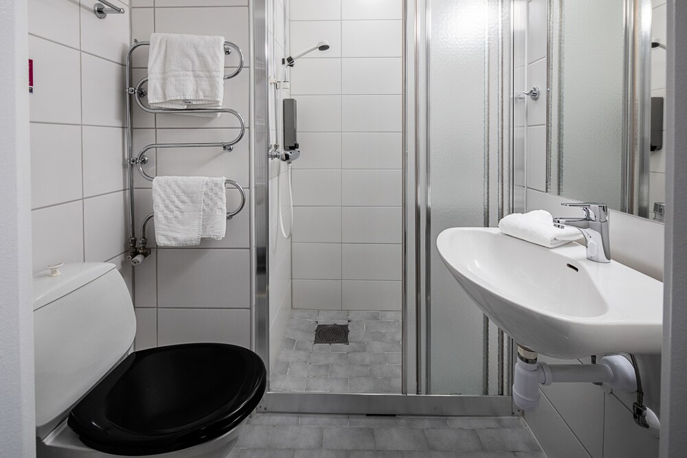 Bathroom, First Hotel Royal