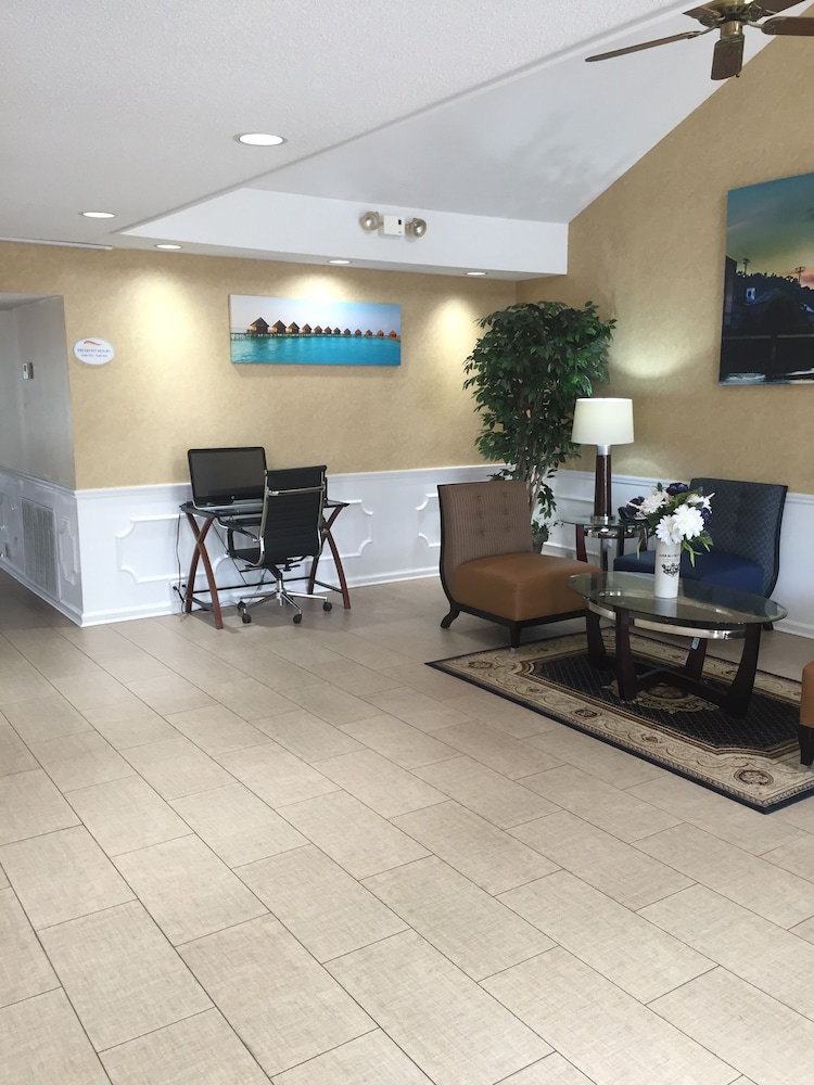 Lobby lounge, Baymont by Wyndham Prattville