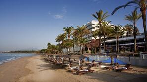 Am Strand, Cabañas (gegen Gebühr), Liegestühle, Strandbar