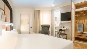 Een minibar, een kluis op de kamer, een bureau, gratis wifi