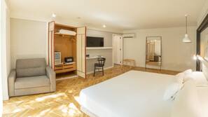 Een minibar, een kluis op de kamer, een bureau, gratis wifi
