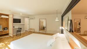 Een minibar, een kluis op de kamer, een bureau, gratis wifi