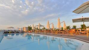 Una piscina al aire libre de temporada (de 9:00 a 18:00), sombrillas