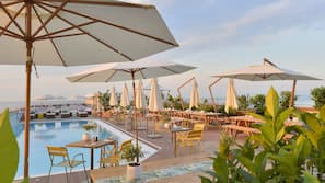 Una piscina al aire libre de temporada (de 9:00 a 18:00), sombrillas