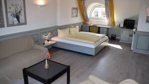 Hochwertige Bettwaren, Minibar, Zimmersafe, Schreibtisch