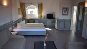 Hochwertige Bettwaren, Minibar, Zimmersafe, Schreibtisch