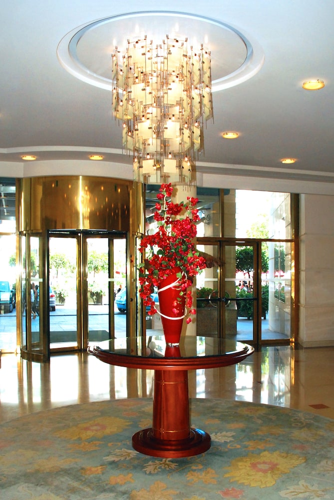 Evergreen Laurel Hotel in Levallois-Perret, France