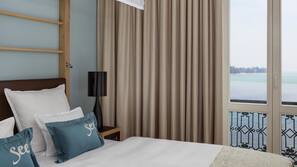 Hypo-allergenic bedding, minibar, in-room safe, desk