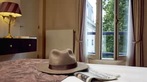 Een minibar, een kluis op de kamer, een bureau, gratis wifi