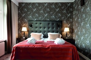Suite | Desk, blackout drapes, free cribs/infant beds, rollaway beds