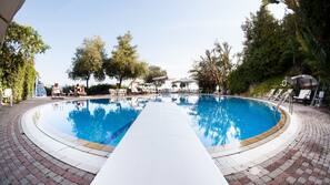 Piscina stagionale all'aperto, cabanas (a pagamento)
