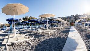 Spiaggia privata, lettini da mare, ombrelloni, teli da spiaggia