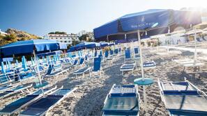 Spiaggia privata, lettini da mare, ombrelloni, teli da spiaggia