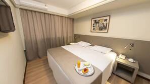 Roupas de cama antialérgicas, frigobar, cofres nos quartos