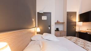Minibar, coffre-forts dans les chambres, bureau
