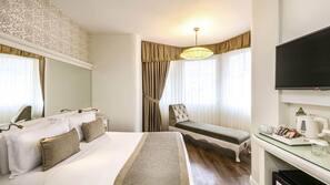 Hypo-allergenic bedding, minibar, in-room safe, blackout curtains