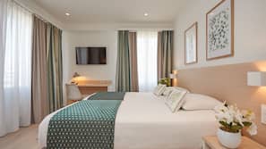 Hypo-allergenic bedding, in-room safe, desk, blackout curtains