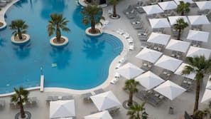 6 outdoor pools, pool umbrellas, sun loungers