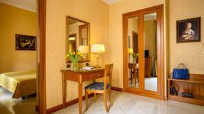 In-room safe, blackout drapes, free WiFi