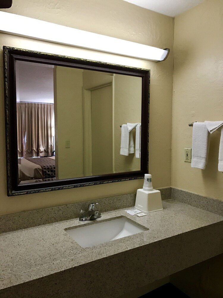 Bathroom, American Inn