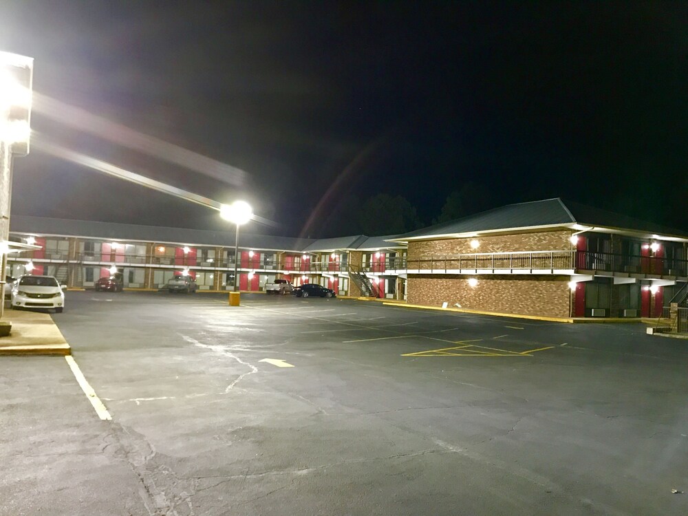 Front of property - evening/night, American Inn