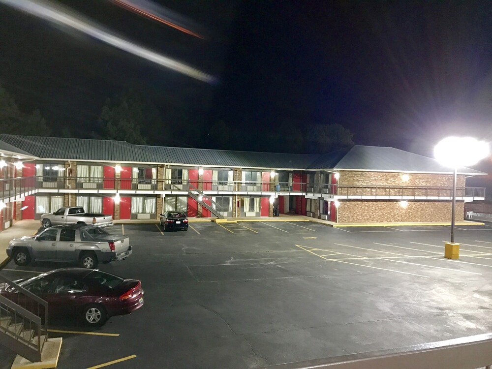 Front of property - evening/night, American Inn