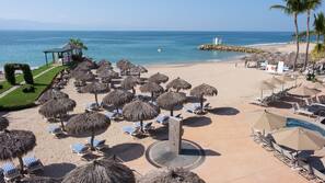 Ubicación a pie de playa, tumbonas, sombrillas y toallas de playa