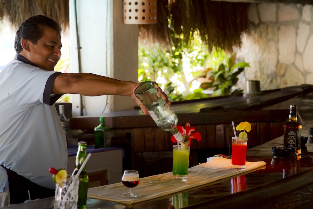 Poolside bar, Casa del Mar Cozumel Hotel & Dive Resort