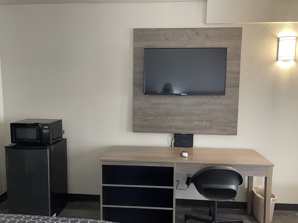 Living area, Masters Inn Doraville