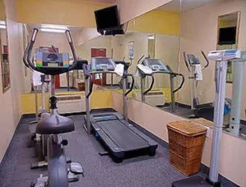 Fitness facility, Super 8 by Wyndham Irving/DFW Apt/North