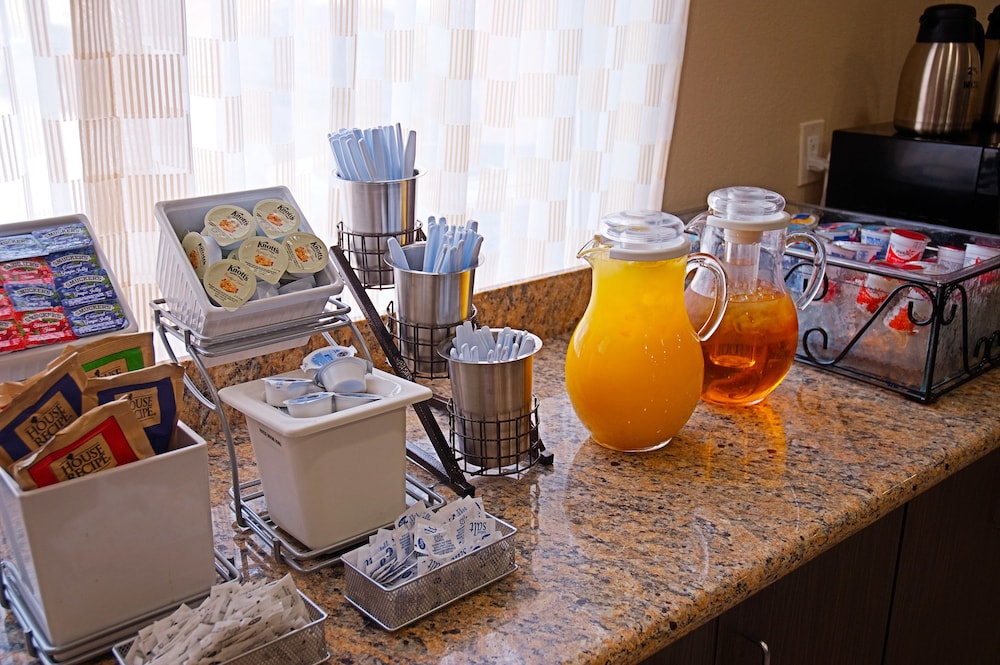 Breakfast area, Super 8 by Wyndham Irving/DFW Apt/North