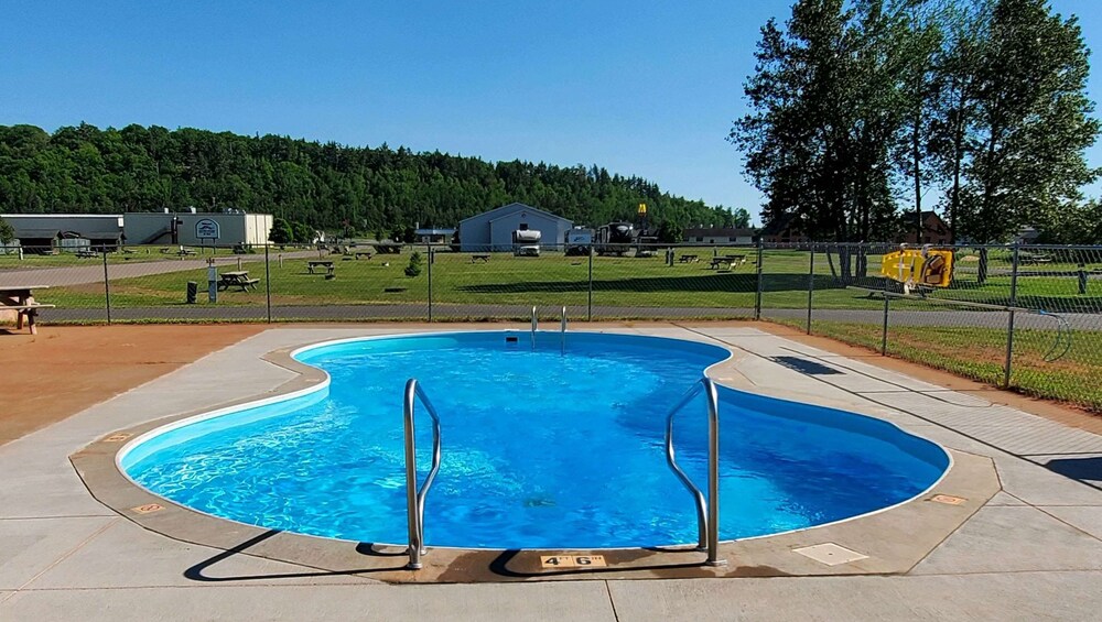 Pool, Jasper Ridge Inn Ishpeming