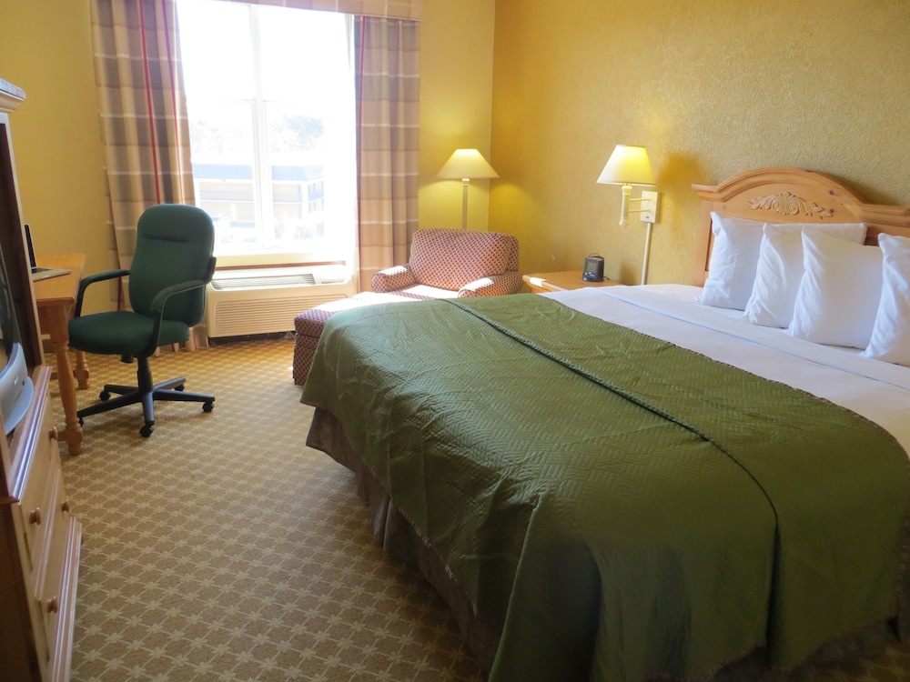 Room, Travelodge by Wyndham Savannah Gateway