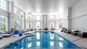 Una piscina cubierta